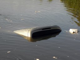 Auto v rybníku