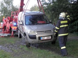 Auto v rybníku