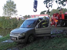 Auto v rybníku